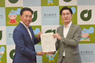 画像　感謝状贈呈の様子（左：株式会社リゾン・橋本代表取締役社長、右：富田市長）