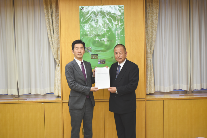 画像　表敬訪問時の記念写真