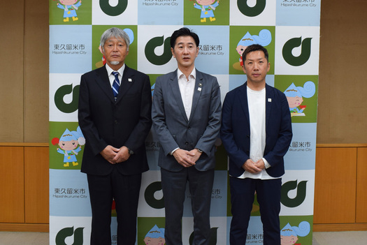 画像　表敬訪問時の記念写真