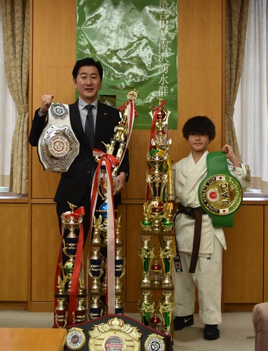 空手の全国大会で優勝した岩井選手と市長
