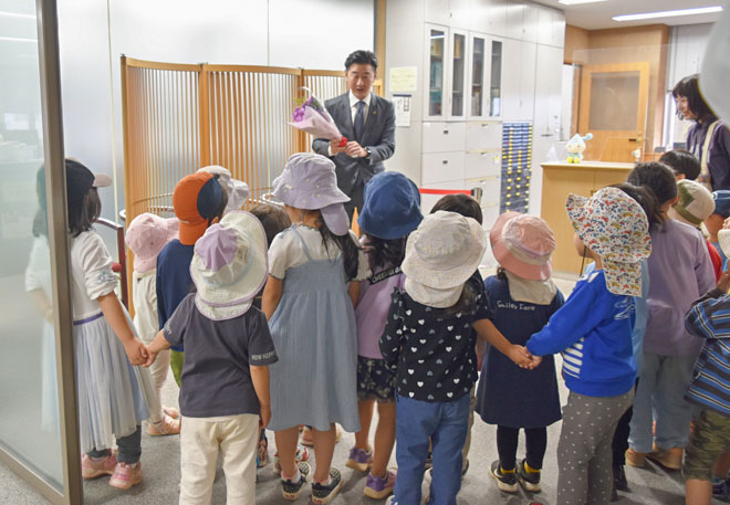 画像　滝山しおん保育園の市長訪問の様子